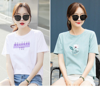 Tricou de damă cu mâneci scurte inscripție și aplicații 2 piese într-un set