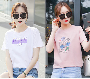 Tricou de damă cu mâneci scurte inscripție și aplicații 2 piese într-un set