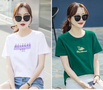 Tricou de damă cu mâneci scurte inscripție și aplicații 2 piese într-un set