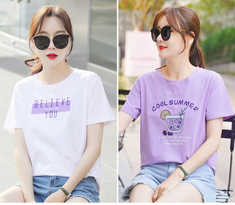 Tricou de damă cu mâneci scurte inscripție și aplicații 2 piese într-un set