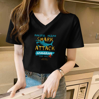 Γυναικείο t-shirt με στάμπα και λαιμόκοψη spitz