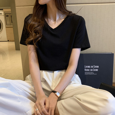 Γυναικείο t-shirt με στάμπα και λαιμόκοψη spitz