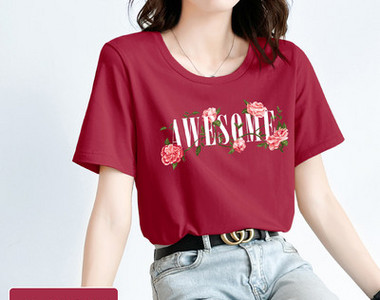 Casual t-shirt με έγχρωμη απλικέ και οβάλ λαιμόκοψη για γυναίκες