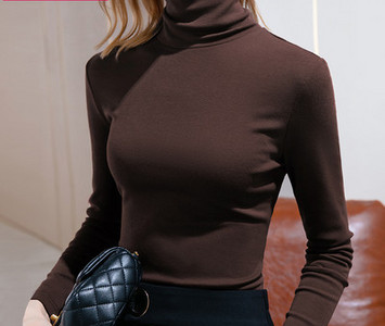 Μονόχρωμη γυναικεία μπλούζα με γιακά και μακριά μανίκια