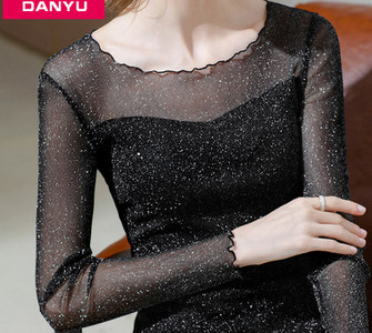 Εφαρμοσμένη γυναικεία μπλούζα με λαμπερό αποτέλεσμα και μανίκια από τούλι