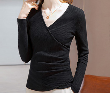 Μοντέρνα μπλούζα με μακριά μανίκια και λαιμόκοψη