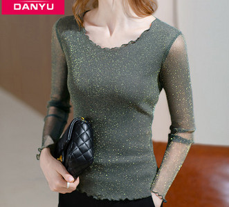 Γυναικεία εφαρμοστή μπλούζα με τούλι μανίκια και γυαλιστερό αποτέλεσμα