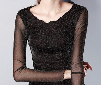 Γυναικεία εφαρμοστή μπλούζα με τούλι μανίκια και γυαλιστερό αποτέλεσμα