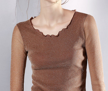 Γυναικεία εφαρμοστή μπλούζα με τούλι μανίκια και γυαλιστερό αποτέλεσμα
