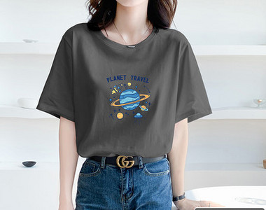 Casual t-shirt με στάμπα και οβάλ λαιμόκοψη - για γυναίκες