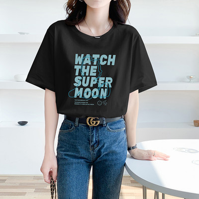 Casual t-shirt με στάμπα και οβάλ λαιμόκοψη - για γυναίκες