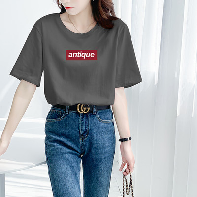 Casual T-shirt με επιγραφή και κοντό μανίκι - για γυναίκες