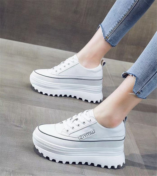 Stiilsed naiste tossud ökonahast platvormil