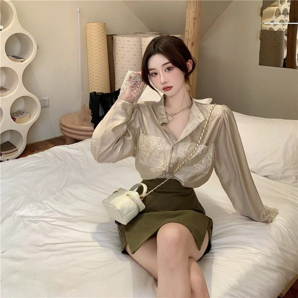 Ženska košulja s klasičnim ovratnikom i čipkom