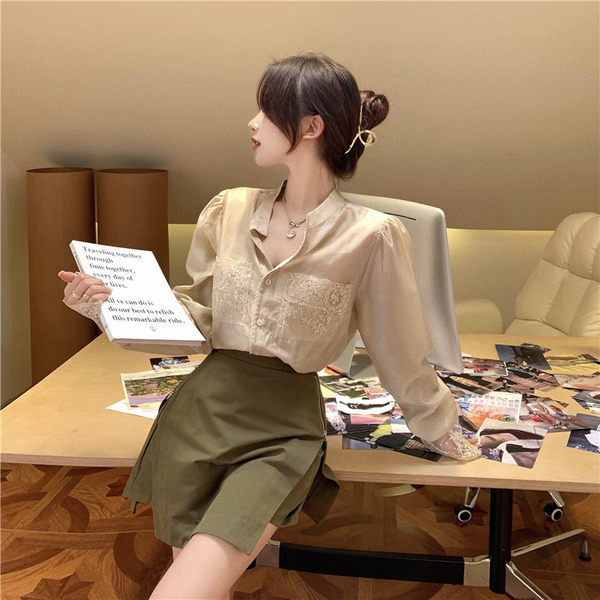 Ženska košulja s klasičnim ovratnikom i čipkom