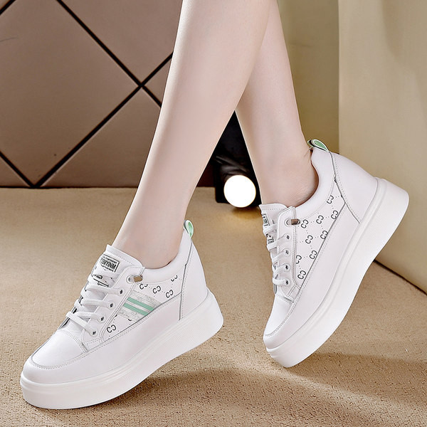 Μοντέρνα γυναικεία sneakers με κέντημα σε ψηλή σόλα