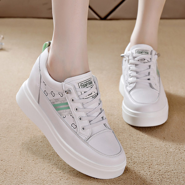 Μοντέρνα γυναικεία sneakers με κέντημα σε ψηλή σόλα