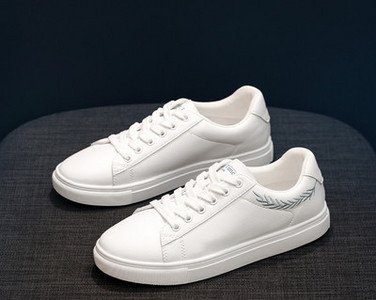 Σύγχρονα γυναικεία sneakers σε δύο μοντέλα με επίπεδη σόλα