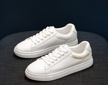 Σύγχρονα γυναικεία sneakers σε δύο μοντέλα με επίπεδη σόλα