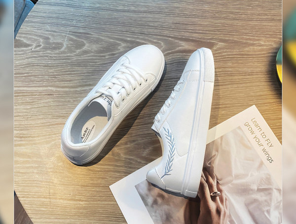 Σύγχρονα γυναικεία sneakers σε δύο μοντέλα με επίπεδη σόλα