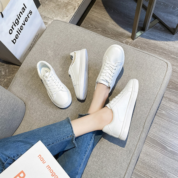 Σύγχρονα γυναικεία sneakers σε δύο μοντέλα με επίπεδη σόλα