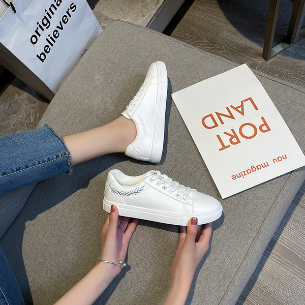 Σύγχρονα γυναικεία sneakers σε δύο μοντέλα με επίπεδη σόλα