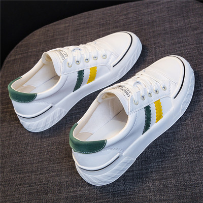 Γυναικεία sneakers με φλατ σόλα - λευκό χρώμα