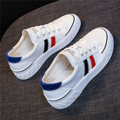 Γυναικεία sneakers με φλατ σόλα - λευκό χρώμα