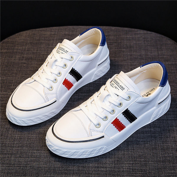 Γυναικεία sneakers με φλατ σόλα - λευκό χρώμα