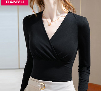 Εφαρμόσιμη γυναικεία μπλούζα με βαθιά λαιμόκοψη σε δύο χρώματα