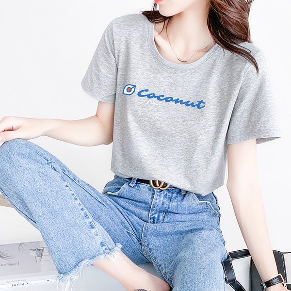 Lihtne lai tekstiga ja lühikeste varrukatega T-särk