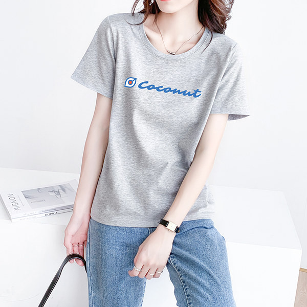 Lihtne lai tekstiga ja lühikeste varrukatega T-särk