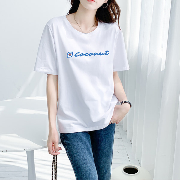 Lihtne lai tekstiga ja lühikeste varrukatega T-särk