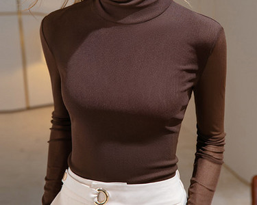 Γυναικεία μονόχρωμη μπλούζα με γιακά και μακριά μανίκια