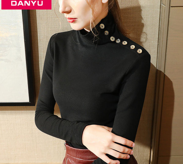 Ženska pripijena bluza s gumbima i polo ovratnikom