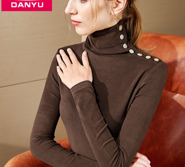 Ženska pripijena bluza s gumbima i polo ovratnikom