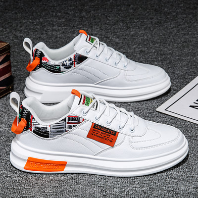 Novi model kožnih tenisica sa ravnim đonom u bijeloj i crnoj boji