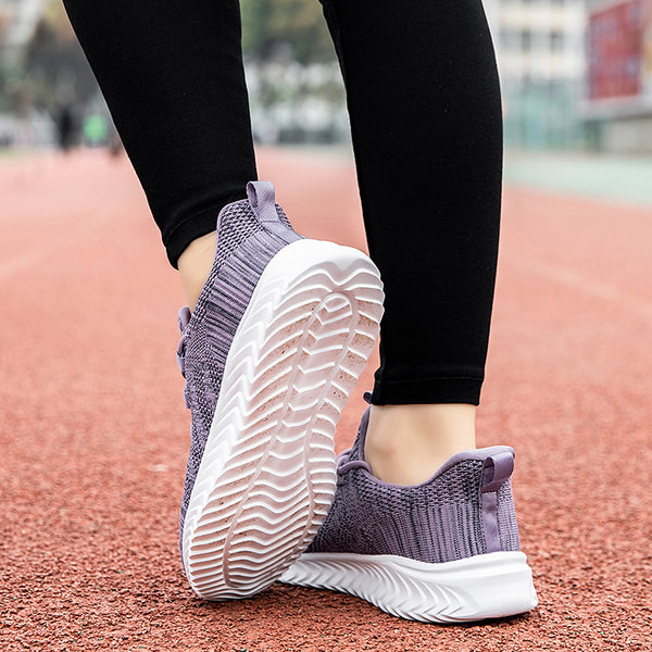 Adidași sport dintr-o rețea pentru bărbați și femei