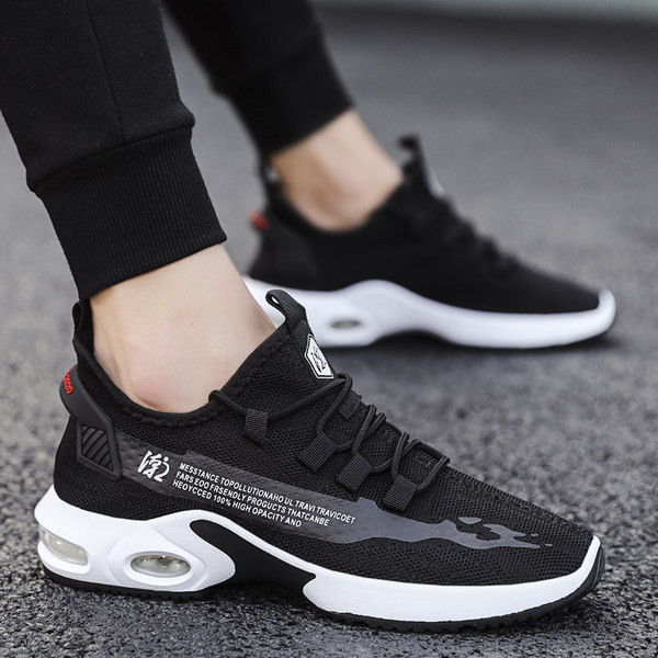 Nyári tornacipők új modellje fűzővel és légkamrával