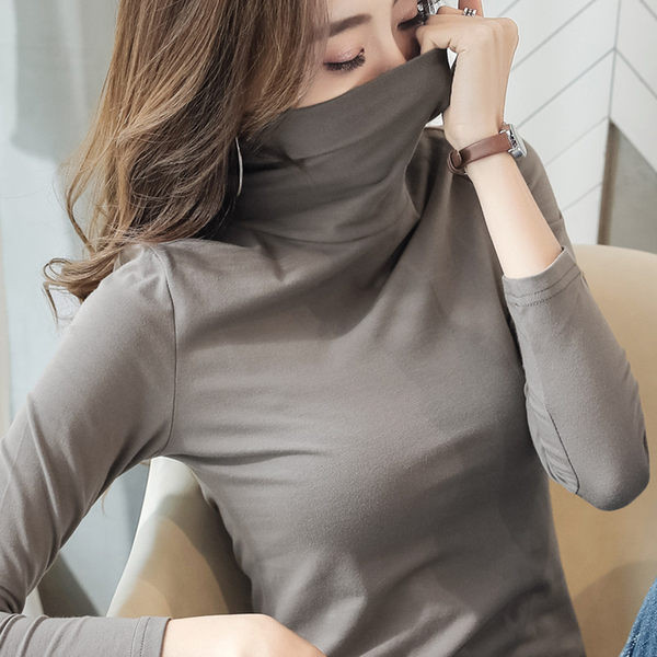 Bluză de damă cu decolteu spitz sau guler polo