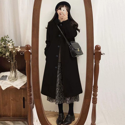 Ženski moderan kaput s gumbima i klasičnim ovratnikom