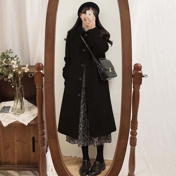 Ženski moderan kaput s gumbima i klasičnim ovratnikom