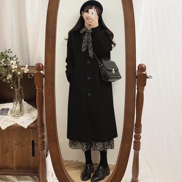 Ženski moderan kaput s gumbima i klasičnim ovratnikom