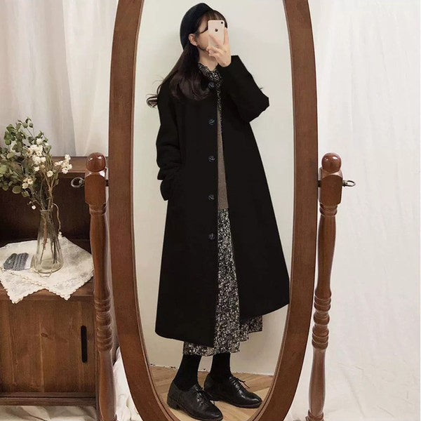 Ženski moderan kaput s gumbima i klasičnim ovratnikom