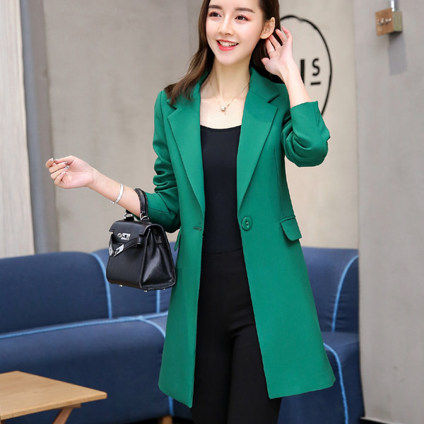 Aktualan ženski kaput slim model sa špic izrezom