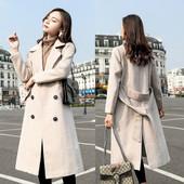 Moderan ženski kaput s remenom i gumbima