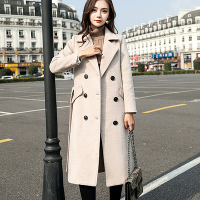 Moderan ženski kaput s remenom i gumbima