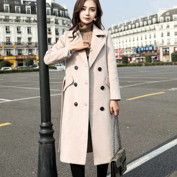 Moderan ženski kaput s remenom i gumbima