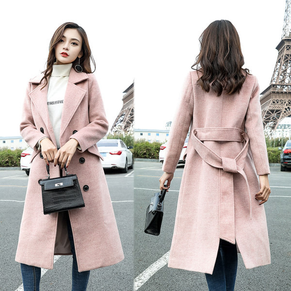 Moderan ženski kaput s remenom i gumbima