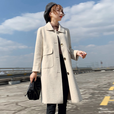 Ženski kaput s gumbima i džepovima